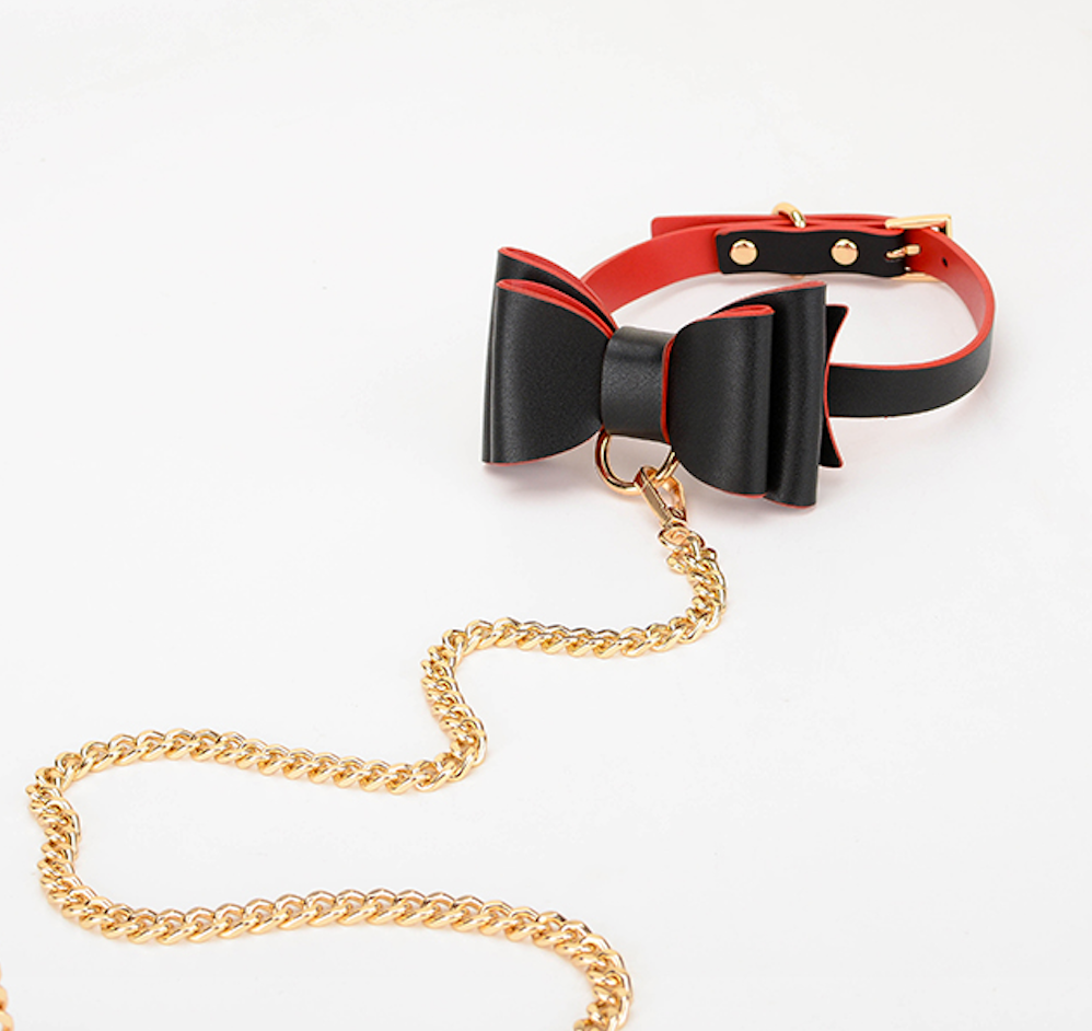 a leather collar and leash set