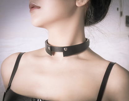 a black leather choker necklaces